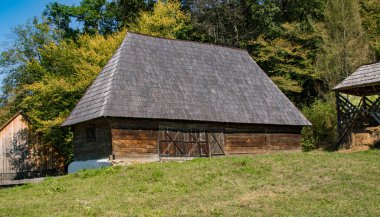 Calea Rinari 'de Dumbrava Sibiului' de bulunan Sibiu 'daki Geleneksel Popüler Medeniyet Müzesi' ndeki geleneksel Romen binası ASTRA.