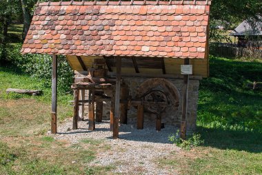 Üzüm, meyve veya yağ tohumu sıkmak için kullanılan ortaçağ presi, çeşitli meyvelerin doğal meyve suları elde etmek ve yağ tohumlarını sıkmak veya üzüm sıkmak için sıkıldığı mekanik bir basınçtır.