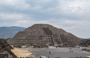 Günümüz San Juan Teotihuacn, Meksika 'sında Güneş Piramidi' nden sonra en büyük ikinci piramittir. Eski Teotihuacan şehrinin batı kesiminde yer alır ve Cerro Gordo Dağı 'nın hatlarını taklit eder.....