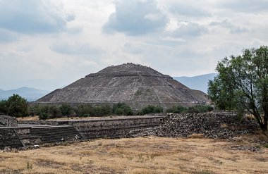  Güneş Piramidi, Teotihuacan 'daki en büyük ve Mezoamerika' daki en büyük binalardan biridir. Ölüler Bulvarı boyunca Ay Piramidi ile Ciudadela arasında yaklaşık 200 adet inşa edildiğine inanılıyor., 