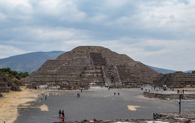 Günümüz San Juan Teotihuacn, Meksika 'sında Güneş Piramidi' nden sonra en büyük ikinci piramittir. Eski Teotihuacan şehrinin batı kesiminde yer alır ve Cerro Gordo Dağı 'nın hatlarını taklit eder.....
