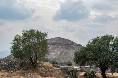  Güneş Piramidi, Teotihuacan 'daki en büyük ve Mezoamerika' daki en büyük binalardan biridir. Ölüler Bulvarı boyunca Ay Piramidi ile Ciudadela arasında yaklaşık 200 adet inşa edildiğine inanılıyor., 