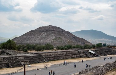  Güneş Piramidi, Teotihuacan 'daki en büyük ve Mezoamerika' daki en büyük binalardan biridir. Ölüler Bulvarı boyunca Ay Piramidi ile Ciudadela arasında yaklaşık 200 adet inşa edildiğine inanılıyor., 