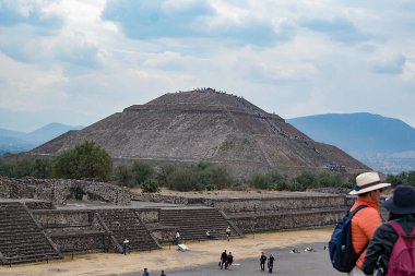  Güneş Piramidi, Teotihuacan 'daki en büyük ve Mezoamerika' daki en büyük binalardan biridir. Ölüler Bulvarı boyunca Ay Piramidi ile Ciudadela arasında yaklaşık 200 adet inşa edildiğine inanılıyor., 