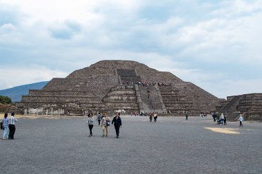Günümüz San Juan Teotihuacn, Meksika 'sında Güneş Piramidi' nden sonra en büyük ikinci piramittir. Eski Teotihuacan şehrinin batı kesiminde yer alır ve Cerro Gordo Dağı 'nın hatlarını taklit eder.....