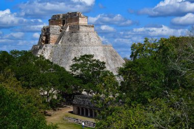 Sihirbaz Piramidi (Casa del Adivino veya Casa del Enano olarak da bilinir), Uxmal 'daki en ünlü Maya anıtlarından biridir.. 