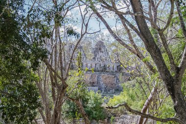 Yucatan vilayetindeki kutsal vadideki antik tapınağın kalıntılarının manzarası.