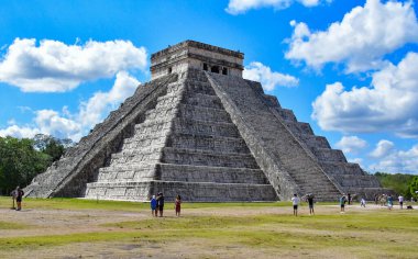 Kukulkan Piramidi (ayrıca El Castillo veya Kukulkan Tapınağı olarak da bilinir), Chichen Itza arkeolojik alanının merkezinde yer alan Mezoamerikan piramidi.. 