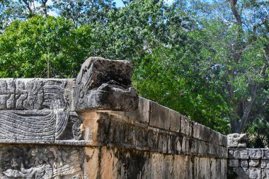 Chichen Itza - Kukulkan Piramidi - Yılan başı - Kukulkan Piramidi, El Castillo ya da Kukulkan Tapınağı olarak da bilinir, Meksika 'nın Yucatn eyaletinde yer alan bir Mezoamerikan piramididir.. 