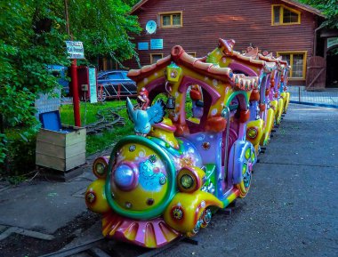 Elektrikli batarya lokomotifli trenler turistler ve özellikle çocuklar için parlak renkli mini arabalar. 