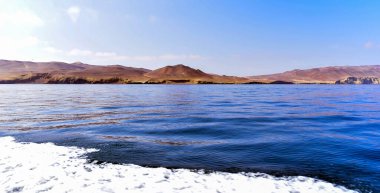 Pasifik Okyanusu manzarası, dalgalar ve rüzgarlar tarafından aşınmış kaya oluşumlarından oluşmaktadır. Şaşırtıcı şekillerde. Adaların korunma statüsü vardır çünkü kuş ve memeli nüfusunun ekosistemi korunmalıdır., 