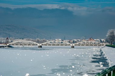 Jiu Köprüsü ya da Ferdinand Köprüsü, Jiu üzerindeki demir köprü Temmuz 1897 'de açıldı. 17 Ekim 1916' da, Trgujiu halkı kenti işgal etmek isteyen düşman askerlerini geride tuttu.