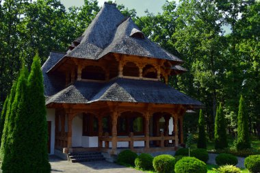 Maramures-Ortodoks tapınma yerleri olan Romen Ortodoks Kilisesi (BOR), Ortodoks Hıristiyanlığının otosefali kiliselerinden biri. Rumen etnik toplumlarının çoğu Rumen Ortodoks Kilisesi 'ne mensup olmakla birlikte, kilisenin başka inançlıları da var. 
