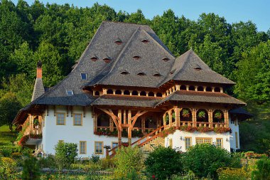 Maramures-Ortodoks tapınma yerleri olan Romen Ortodoks Kilisesi (BOR), Ortodoks Hıristiyanlığının otosefali kiliselerinden biri. Rumen etnik toplumlarının çoğu Rumen Ortodoks Kilisesi 'ne mensup olmakla birlikte, kilisenin başka inançlıları da var. 