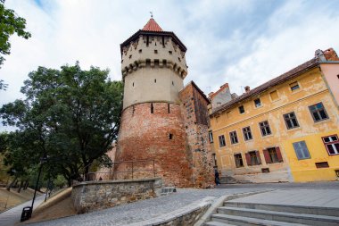 Sibiu Ortaçağ Savunma Kulesi - Sibiu 'daki Marangoz Kulesi 14. yüzyılda Sakson marangoz loncası tarafından Sibiu şehrinde inşa edilmiş bir kuledir..