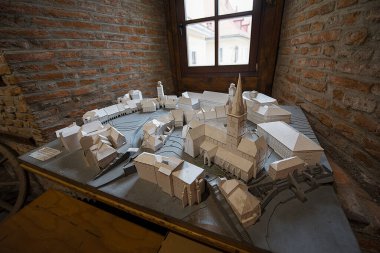 Sibiu 'daki ortaçağ kulesinin içinde, kulenin içindeki giriş küçük bir kapıdan yapılıyor, buradan yukarıya, üst katlara çıkan spiral bir merdivenden çıkıyorsunuz..