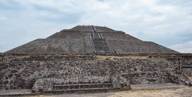  Güneş Piramidi, Teotihuacan 'daki en büyük ve Mezoamerika' daki en büyük binalardan biridir. Ölüler Bulvarı boyunca Ay Piramidi ile Ciudadela arasında yaklaşık 200 adet inşa edildiğine inanılıyor., 