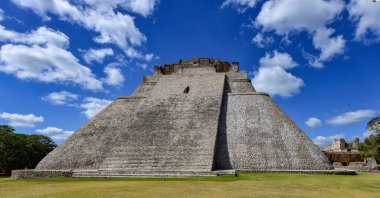 Sihirbaz Piramidi (Casa del Adivino veya Casa del Enano olarak da bilinir), Uxmal 'daki en ünlü Maya anıtlarından biridir.. 