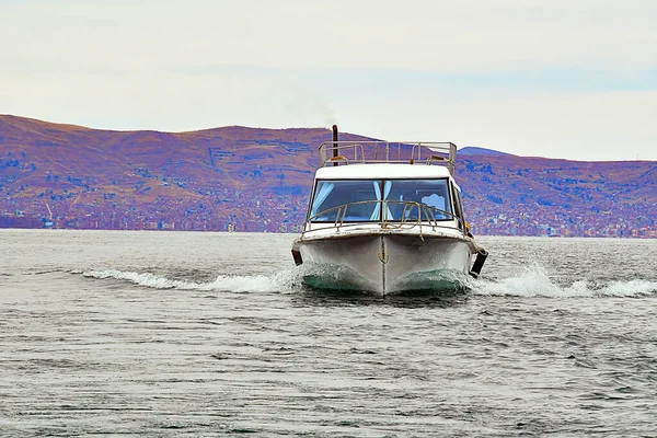 Speedboats Lake Titicaca Puno Lake Located Altitude 3812 1862 Holds — Stock Photo, Image