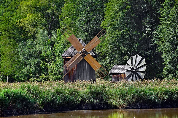 风车是一种可将风能转化为机械式旋转能的装置 为了达到这个目的 风力推动了磨机螺旋桨的转动 风车用来研磨谷物 特别是在荷兰 — 图库照片