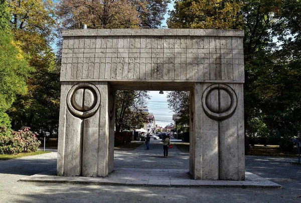 Monument Funéraire Travertin Porte Des Baisers Est Une Sculpture Réalisée — Photo