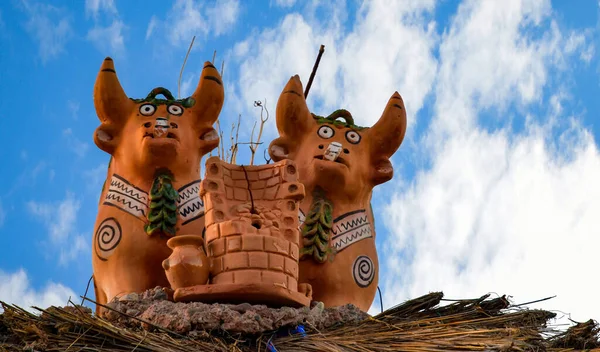 托里托斯 普卡在斯鲁斯泰尼的屋顶上 是秘鲁普诺省阿兹加罗省普普普亚地区的一个特色瓷件 传统上在普卡车站出售 — 图库照片