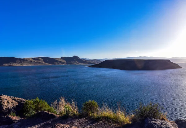 ウマヨ湖 Umayo ペルーのプノ地方のアトゥンコラ郡にある湖である シルスタニの埋葬地は湖の岸近くにある 湖は3 844メートルの高さに位置し 長さ約8キロメートル 幅約3キロメートルです — ストック写真