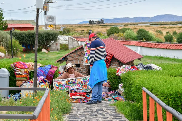 Puno şehri hediyelik sokak satıcıları. 