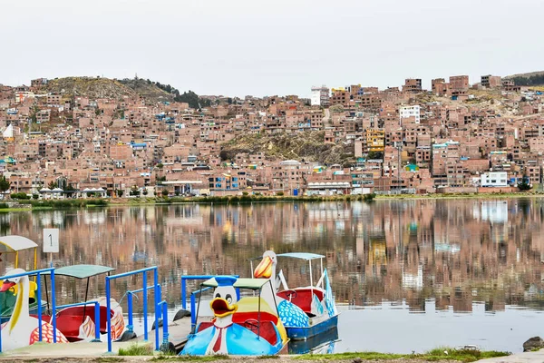 Puno-View of Titicaca Puno, Peru 'nun güneydoğusunda yer alan ve TiticacaPuno Gölü kıyısında yer alan bir şehirdir.