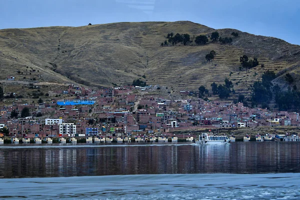 Puno Pohled Jezero Titicacapuno Město Jihovýchodním Peru Který Nachází Břehu — Stock fotografie