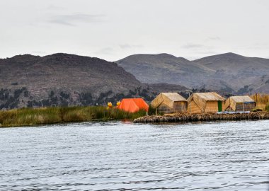 Yüzen adalar - Titicaca Gölü manzarası Urosul, evleri, mobilyaları, tekneleri ve üzerinde yaşadıkları adaları yapmak için gölün kıyıları boyunca bolca bulunan sazlıklar kullanır. Kano şeklindeki tekneleri, baş kısımlarında hayvan başları olan, 