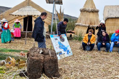 Yüzen adalar - Titicaca Gölü manzarası Urosul, evleri, mobilyaları, tekneleri ve üzerinde yaşadıkları adaları yapmak için gölün kıyıları boyunca bolca bulunan sazlıklar kullanır. Kano şeklindeki tekneleri, baş kısımlarında hayvan başları olan, 