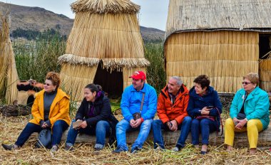 Yüzen adalar - Titicaca Gölü manzarası Urosul, evleri, mobilyaları, tekneleri ve üzerinde yaşadıkları adaları yapmak için gölün kıyıları boyunca bolca bulunan sazlıklar kullanır. Kano şeklindeki tekneleri, baş kısımlarında hayvan başları olan, 