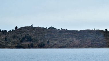 Taquile, Titicaca Gölü 'nün Peru tarafında, Puno şehrinden 45 km açıkta bulunan bir adadır. 5,5 'e 1,6 kilometre büyüklüğündeki ve 5,72 km2' lik bir alanı bulunan adada yaklaşık 2 bin 200 kişi yaşamaktadır. Adanın en yüksek noktası 4050 metredir.