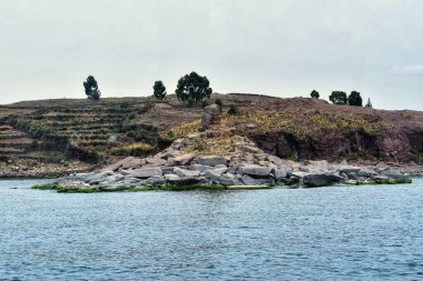 Taquile, Titicaca Gölü 'nün Peru tarafında, Puno şehrinden 45 km açıkta bulunan bir adadır. 5,5 'e 1,6 kilometre büyüklüğündeki ve 5,72 km2' lik bir alanı bulunan adada yaklaşık 2 bin 200 kişi yaşamaktadır. Adanın en yüksek noktası 4050 metredir.
