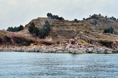 Taquile, Titicaca Gölü 'nün Peru tarafında, Puno şehrinden 45 km açıkta bulunan bir adadır. 5,5 'e 1,6 kilometre büyüklüğündeki ve 5,72 km2' lik bir alanı bulunan adada yaklaşık 2 bin 200 kişi yaşamaktadır. Adanın en yüksek noktası 4050 metredir.