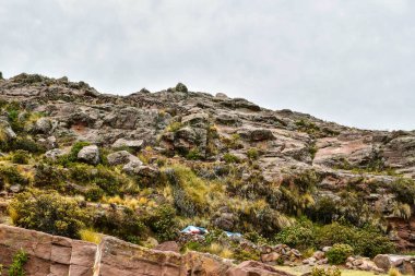 Taquile, Titicaca Gölü 'nün Peru tarafında, Puno şehrinden 45 km açıkta bulunan bir adadır. 5,5 'e 1,6 kilometre büyüklüğündeki ve 5,72 km2' lik bir alanı bulunan adada yaklaşık 2 bin 200 kişi yaşamaktadır. Adanın en yüksek noktası 4050 metredir.