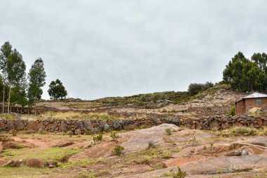 Taquile, Titicaca Gölü 'nün Peru tarafında, Puno şehrinden 45 km açıkta bulunan bir adadır. 5,5 'e 1,6 kilometre büyüklüğündeki ve 5,72 km2' lik bir alanı bulunan adada yaklaşık 2 bin 200 kişi yaşamaktadır. Adanın en yüksek noktası 4050 metredir.