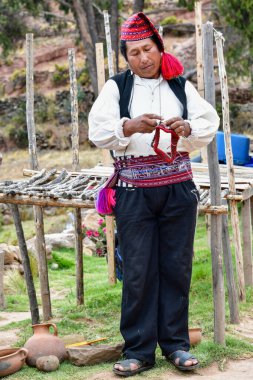 Taquile - bu adada tığ işi yapan erkekler şapkalar ören erkeklerdir, ve kadınlar renkli kemerler, kalın yün pantolonlar ve onlar için beyaz bluzlar örerler ve renkli etekler ve bluzlar.