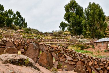Taquile, Titicaca Gölü 'nün Peru tarafında, Puno şehrinden 45 km açıkta bulunan bir adadır. 5,5 'e 1,6 kilometre büyüklüğündeki ve 5,72 km2' lik bir alanı bulunan adada yaklaşık 2 bin 200 kişi yaşamaktadır. Adanın en yüksek noktası 4050 metredir. 