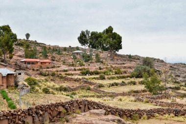 Taquile, Titicaca Gölü 'nün Peru tarafında, Puno şehrinden 45 km açıkta bulunan bir adadır. 5,5 'e 1,6 kilometre büyüklüğündeki ve 5,72 km2' lik bir alanı bulunan adada yaklaşık 2 bin 200 kişi yaşamaktadır. Adanın en yüksek noktası 4050 metredir. 