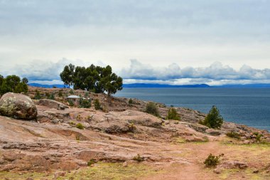 Taquile, Titicaca Gölü 'nün Peru tarafında, Puno şehrinden 45 km açıkta bulunan bir adadır. 5,5 'e 1,6 kilometre büyüklüğündeki ve 5,72 km2' lik bir alanı bulunan adada yaklaşık 2 bin 200 kişi yaşamaktadır. Adanın en yüksek noktası 4050 metredir. 