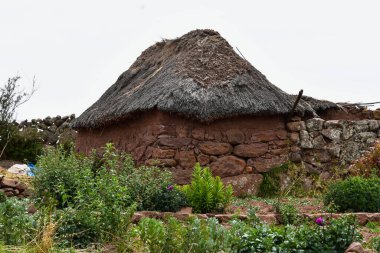 Taquile, Titicaca Gölü 'nün Peru tarafında, Puno şehrinden 45 km açıkta bulunan bir adadır. 5,5 'e 1,6 kilometre büyüklüğündeki ve 5,72 km2' lik bir alanı bulunan adada yaklaşık 2 bin 200 kişi yaşamaktadır. Adanın en yüksek noktası 4050 metredir. 