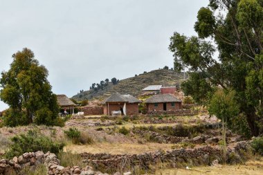 Taquile, Titicaca Gölü 'nün Peru tarafında, Puno şehrinden 45 km açıkta bulunan bir adadır. 5,5 'e 1,6 kilometre büyüklüğündeki ve 5,72 km2' lik bir alanı bulunan adada yaklaşık 2 bin 200 kişi yaşamaktadır. Adanın en yüksek noktası 4050 metredir. 