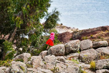 Taquile, Titicaca Gölü 'nün Peru tarafında, Puno şehrinden 45 km açıkta bulunan bir adadır. 5,5 'e 1,6 kilometre büyüklüğündeki ve 5,72 km2' lik bir alanı bulunan adada yaklaşık 2 bin 200 kişi yaşamaktadır. Adanın en yüksek noktası 4050 metredir. 