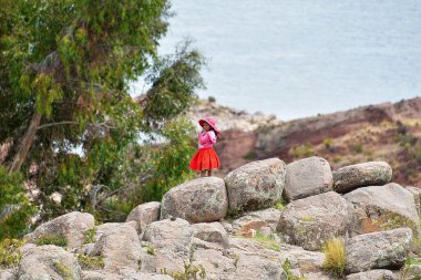 Taquile, Titicaca Gölü 'nün Peru tarafında, Puno şehrinden 45 km açıkta bulunan bir adadır. 5,5 'e 1,6 kilometre büyüklüğündeki ve 5,72 km2' lik bir alanı bulunan adada yaklaşık 2 bin 200 kişi yaşamaktadır. Adanın en yüksek noktası 4050 metredir. 