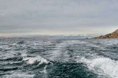 Titicaca Gölü (Rumence: Lacul Frumos) 3812 metre yükseklikte bulunan bir göldür. 1862 'den beri ağır gemiler için dünyanın en yüksek su yolu rekorunu elinde tutuyor. Ayrıca 9710 km 'lik alanı ile Güney Amerika' nın en büyük gölüdür.
