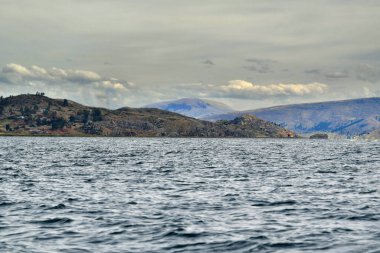 Titicaca Gölü (Rumence: Lacul Frumos) 3812 metre yükseklikte bulunan bir göldür. 1862 'den beri ağır gemiler için dünyanın en yüksek su yolu rekorunu elinde tutuyor. Ayrıca 9710 km 'lik alanı ile Güney Amerika' nın en büyük gölüdür.