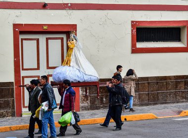 Peru düğün alayı Peru, resmi adıyla Peru Cumhuriyeti, Batı Amerika 'da bulunan bir ülkedir. Kuzeyde Ekvador ve Kolombiya, doğuda Brezilya, güneydoğuda Bolivya, güneyde Şili ve Pasifik ile çevrilidir. 