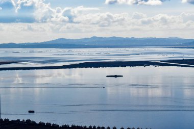 Titicaca Gölü (Rumence: Lacul Frumos) 3812 metre yükseklikte bulunan bir göldür. 1862 'den beri ağır gemiler için dünyanın en yüksek su yolu rekorunu elinde tutuyor. Ayrıca 9710 km 'lik alanı ile Güney Amerika' nın en büyük gölüdür.